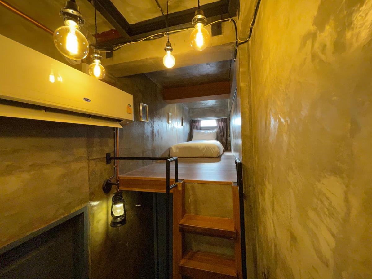 Central Old Town Cottage Бангкок Экстерьер фото