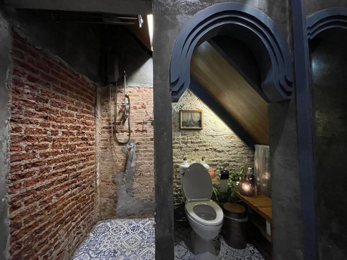 Central Old Town Cottage Бангкок Экстерьер фото