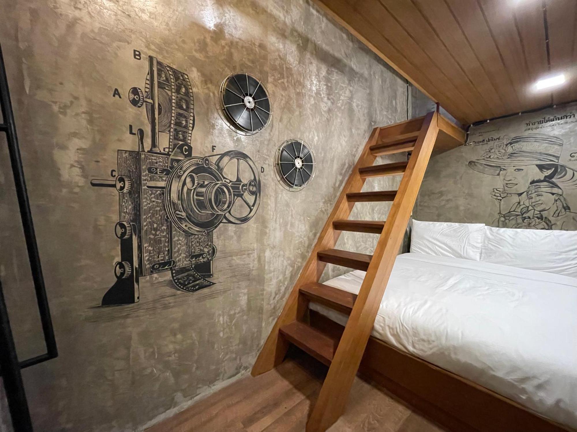 Central Old Town Cottage Бангкок Экстерьер фото