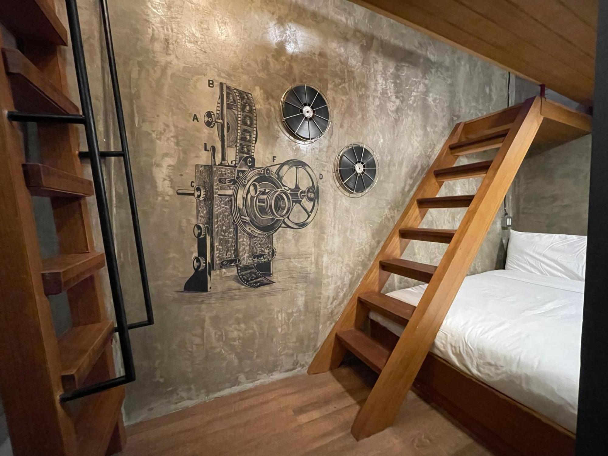 Central Old Town Cottage Бангкок Экстерьер фото